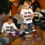 ПарламентОколо 20 майки на малки деца от столицата отново излязоха на протест срещу замразеното обезщетение за отглеждане на малко дете