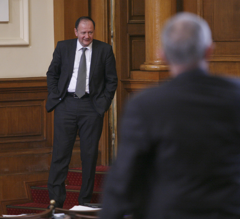 Михаил Миков търси в джобовете си последни стотинки от заплатата