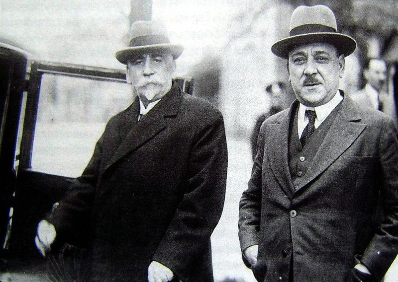 През 1926 г. Андрей Ляпчев и Атанас Буров поемат кормилото на българската държава