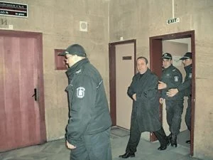 ... И рамо до рамо с активиста от ВМРО и настоящ евродепутат от “България без цензура” Ангел Джамбазки.