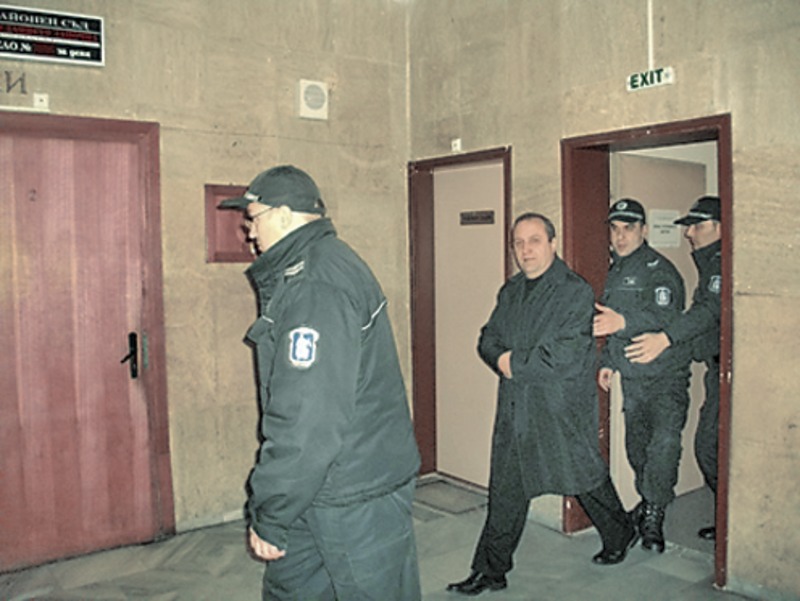 ... И рамо до рамо с активиста от ВМРО и настоящ евродепутат от “България без цензура” Ангел Джамбазки.