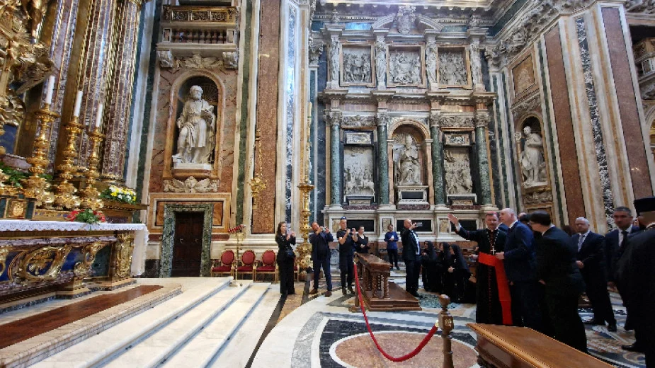 Венец от България на паметната плоча на светите братя Кирил и Методий в "Санта Мария Маджоре"