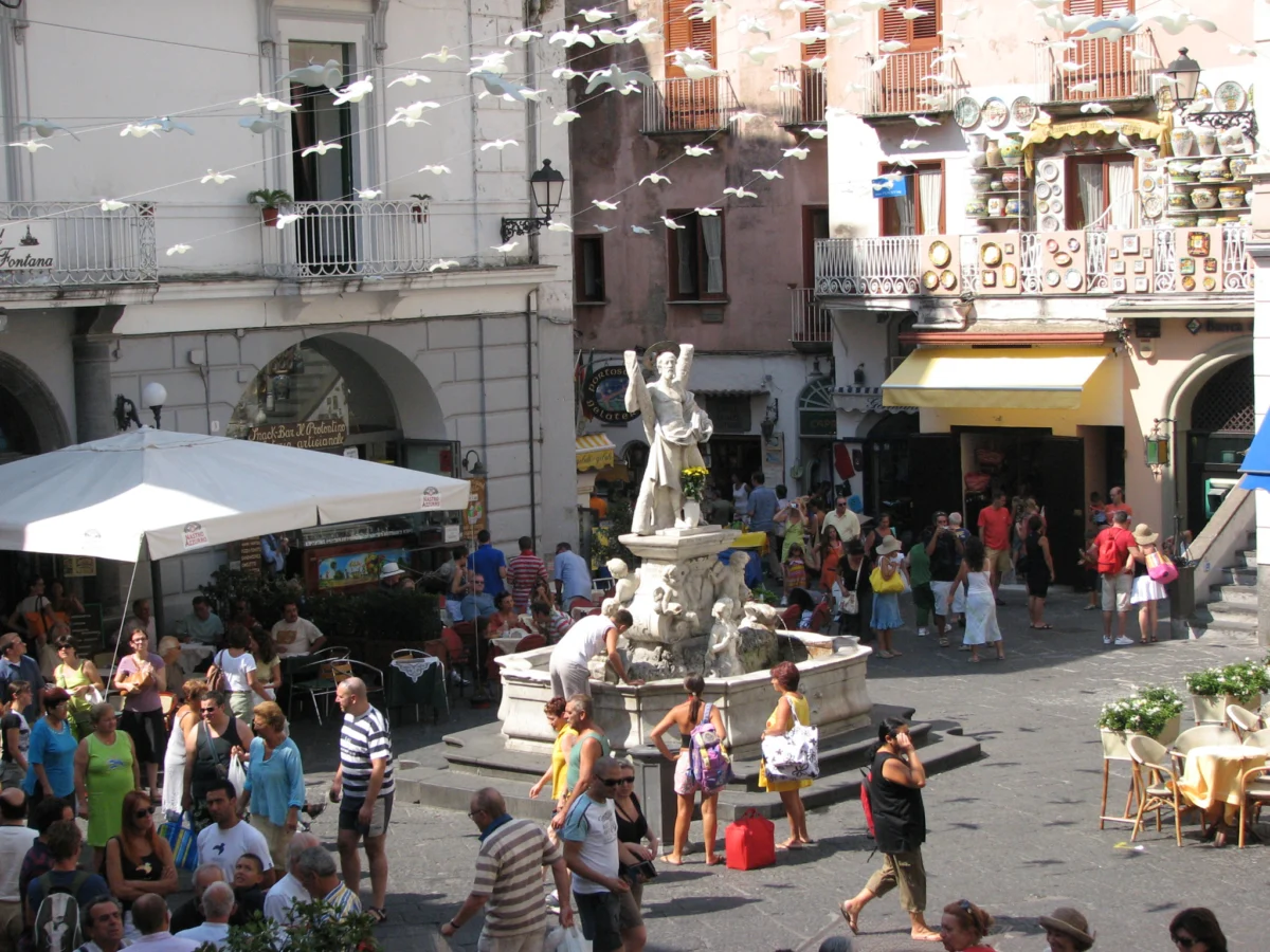 Приказният чар на Амалфи 4 centarlniqt ploshtad na amalfi s fontana na sv. andrei