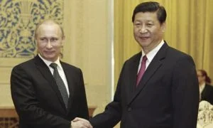 Дружеско ръкостискане между президентите на Китай Си Дзинпин и на Русия - Владимир Путин
