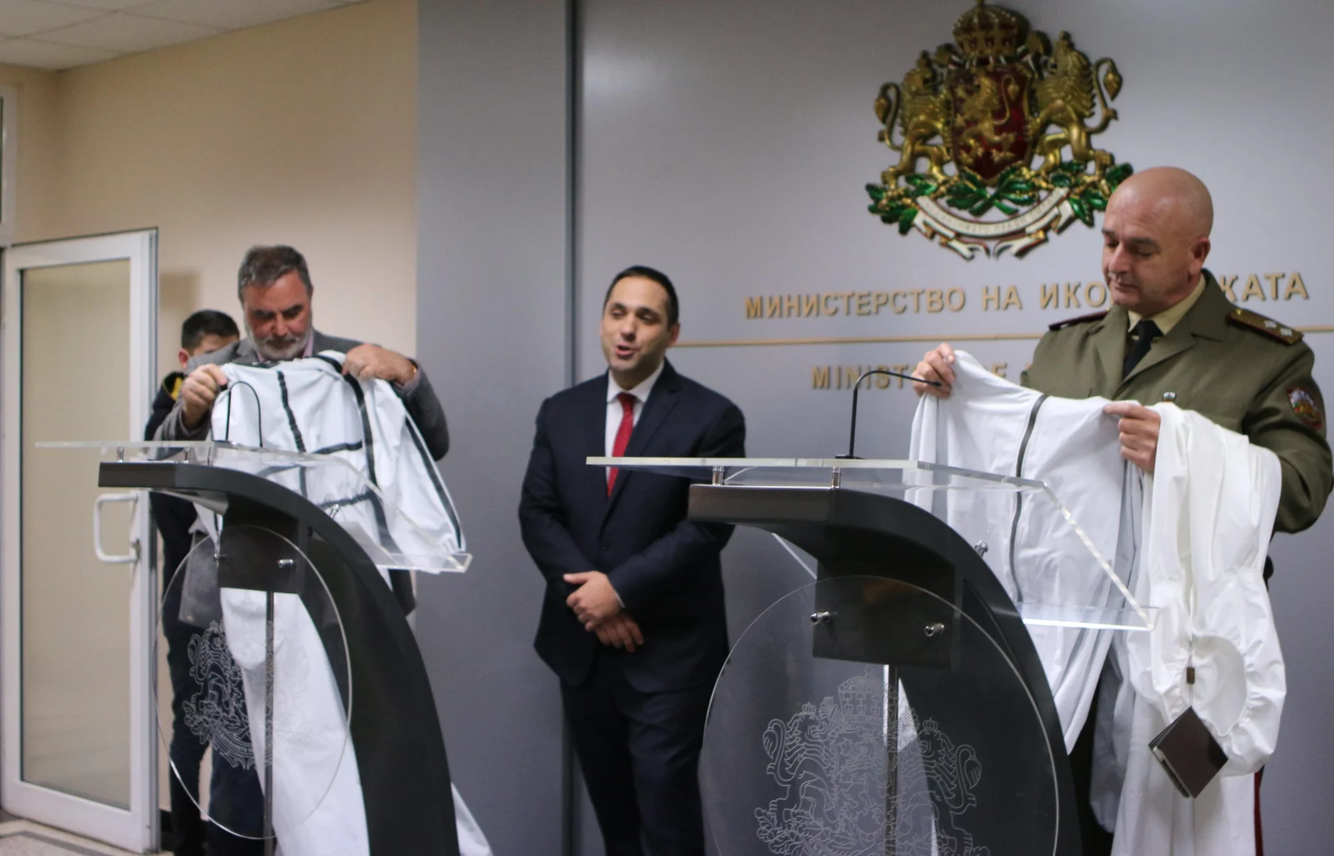 Министерство на икономиката Емил Караниколов защитни облекла
