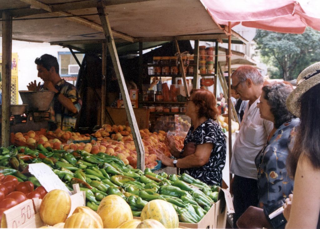 пазар, 08. 08. 2000 г. Женски пазарплодове и зеленчуци