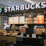Starbucks въвежда нови правила за достъп до кафенетата и тоалетните