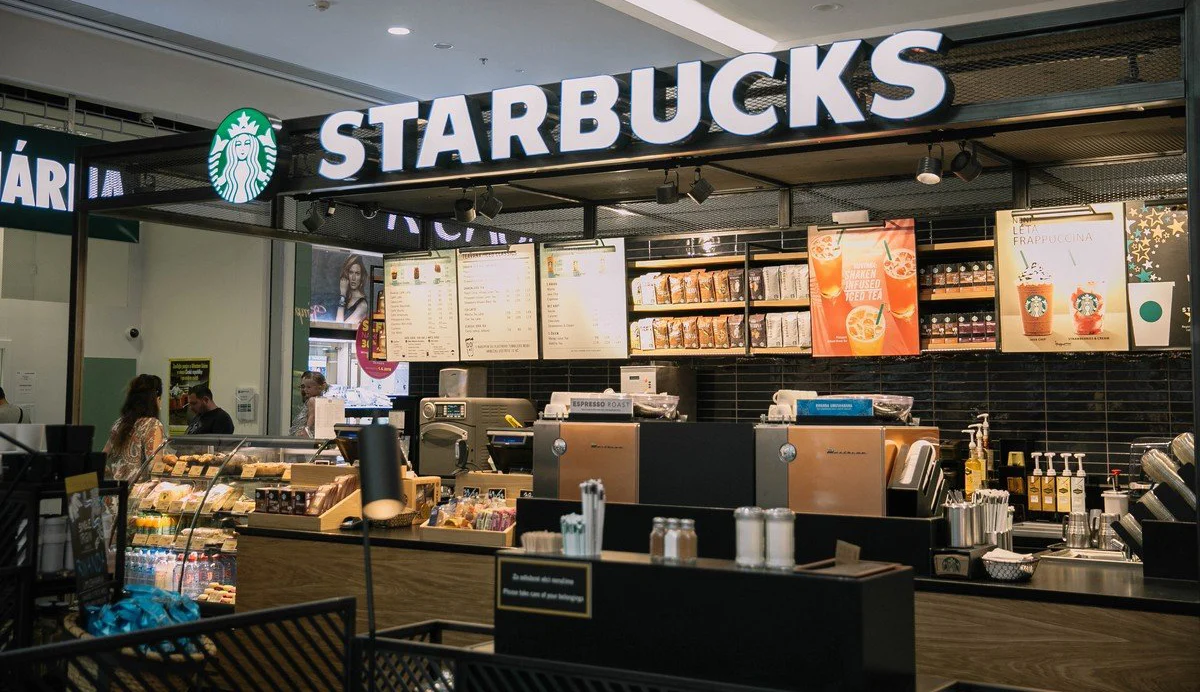 Starbucks въвежда нови правила за достъп до кафенетата и тоалетните