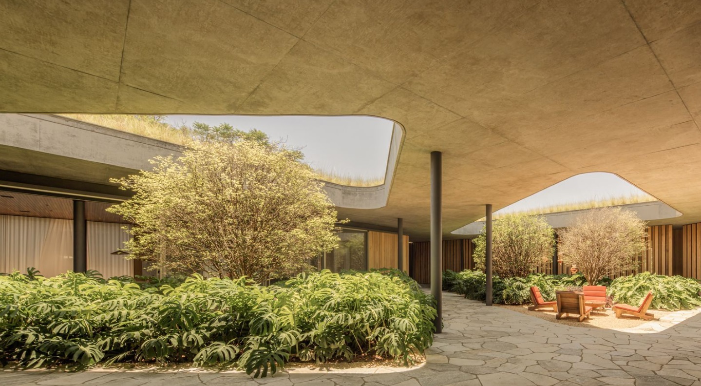 Част от красивия интериор и отворите в тавана, откъдето влиза слънчева светлина.