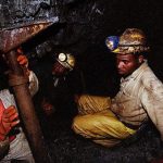 Южноафриканското правителство заяви, че няма да помага на 4 000 незаконни миньори, които са вътре в затворена мина
