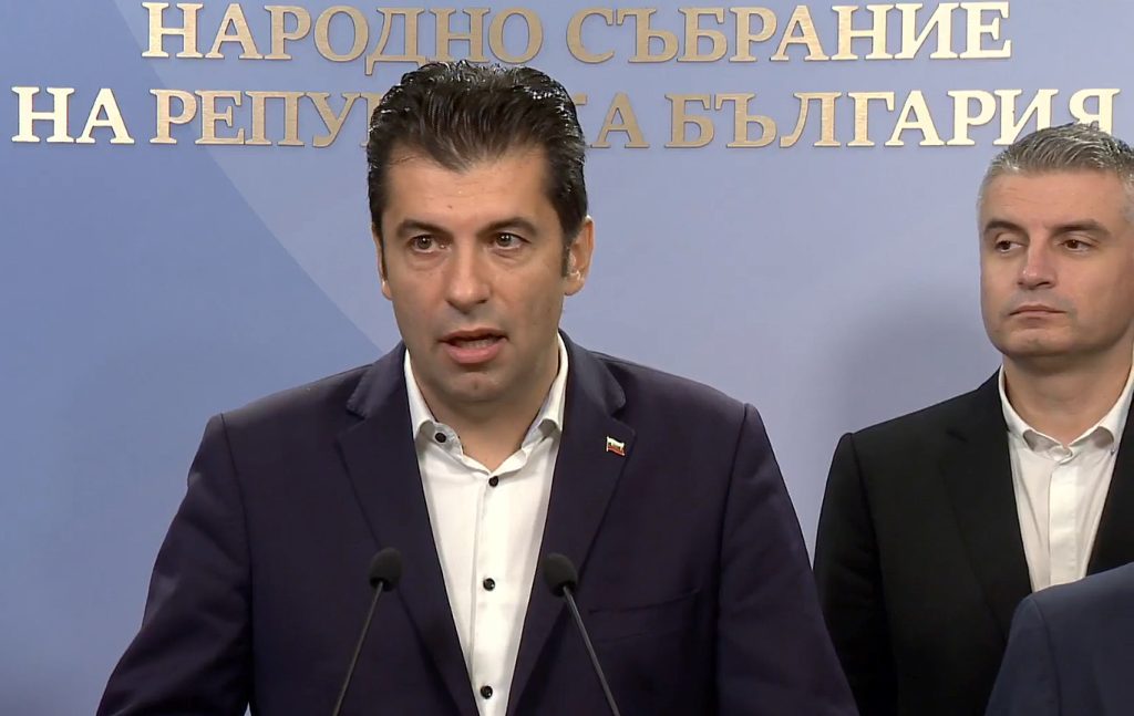 Пеевски започна "отстрел" на потенциални служебни премиери, заяви Петков
