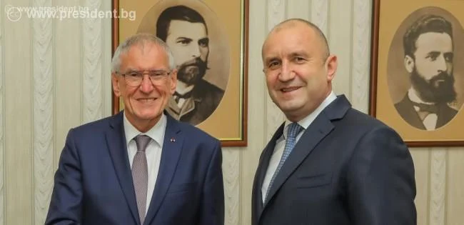 Румен Радев и Жоел Бар - генерален представител по въоръженията в Министерство на отбраната на Френската република