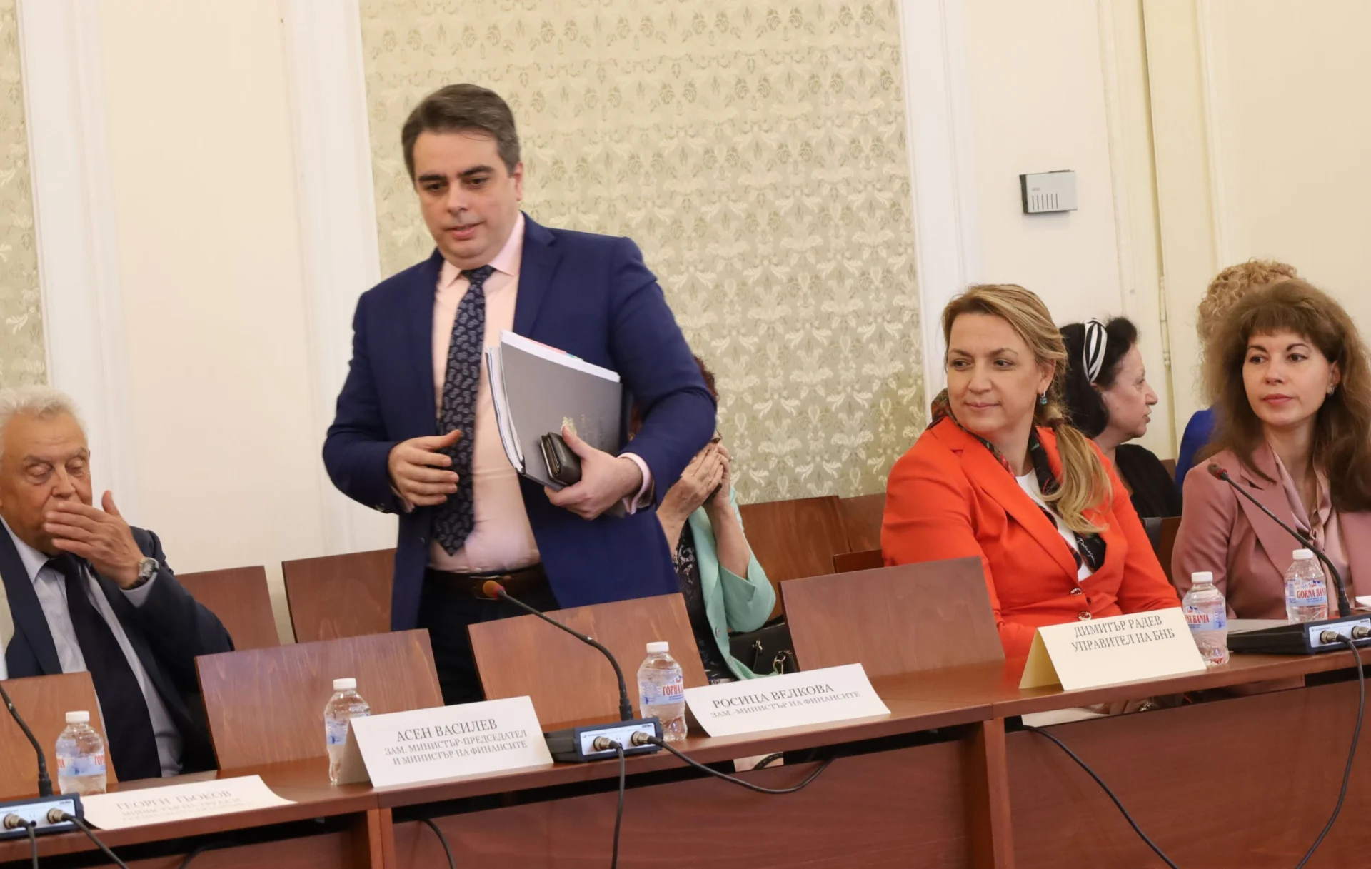 Парламент комисия по бюджет и финанси обсъждане за еврото Асен Василев