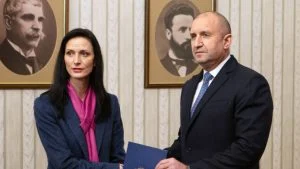 Мария Габриел върна на президента Румен Радев изпълнен мандат