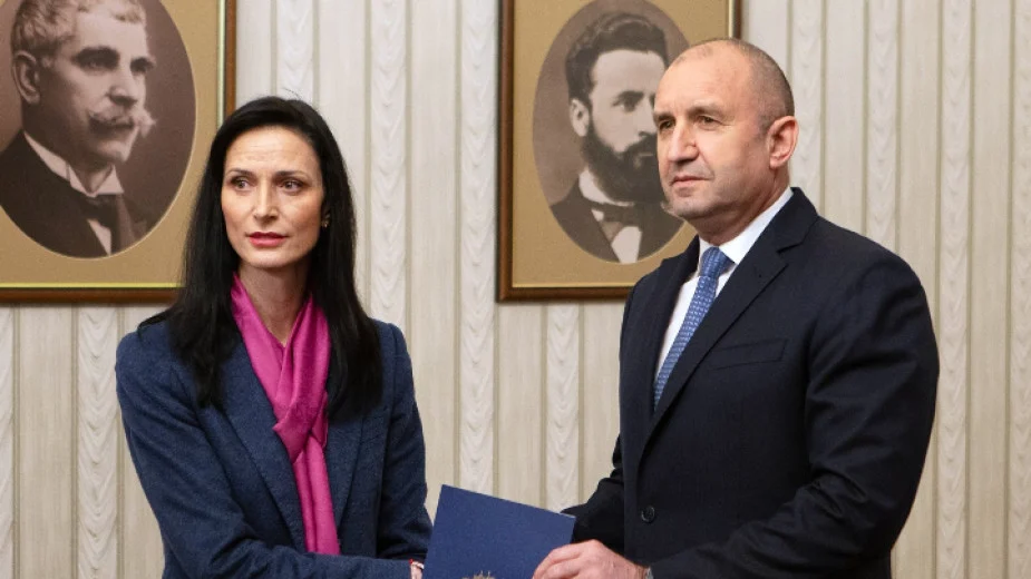Мария Габриел върна на президента Румен Радев изпълнен мандат