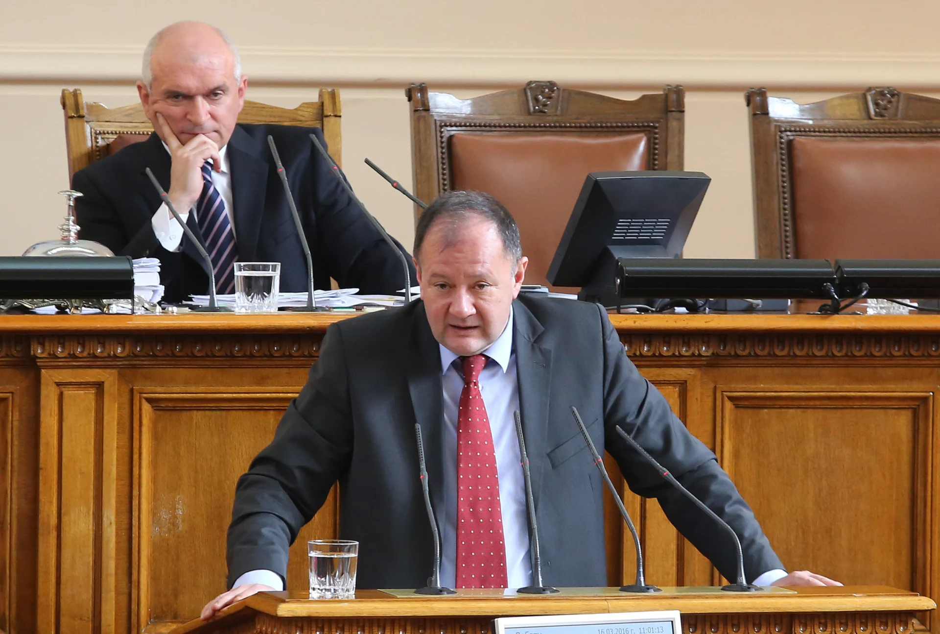 Парламент Михаил Миков