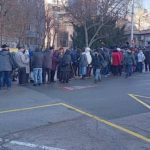 Хаос и огромни опашки от пенсионери за издаване на карти за безплатно пътуване във Варна