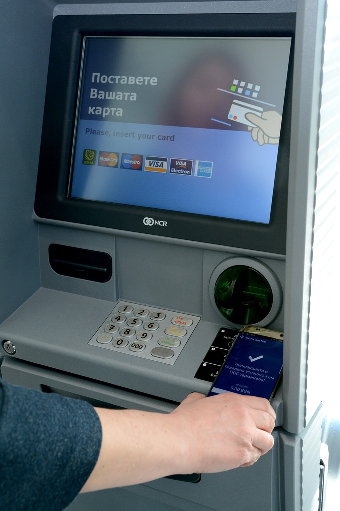 Mastercard и  СИБАНК представиха първия в България банкомат с безконтактна технология за операции с платежни карти и устройства. Артур Туремка Мастеркард