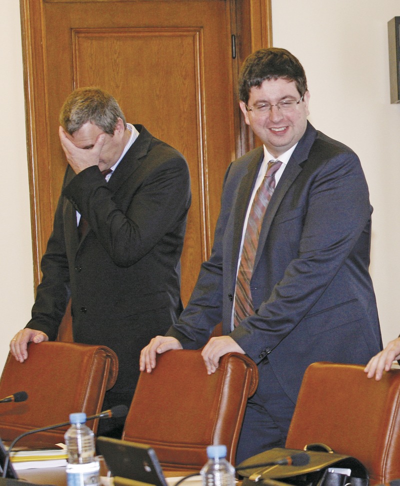 Финансовият министър Петър Чобанов оряза със 132 млн. лв. бюджета на колегата си Цветлин Йовчев