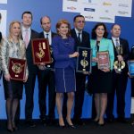 Банка на годината 2015 - Банка ДСК  обща снимка Виктория Блажева - Уникредит Булбанк Петя Димитрова - изпълнителен директор на Пощенска банка Арно Льоклер - Председател на Управителния съвет и Главен изпълнителен директор на Сосиете Женерал Експресбанк  Валентин Панайотов Асоциация Банка на годината Диана Митева - член на УС и изпълнителен директор Маргарита Петрова-Кариди - член на УС и изпълнителен директор Доротея Николова - член на УС и изпълнителен директор Боян Стефов -  ръководител на направление "Корпоративно банкиране"
