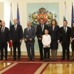 Президентът Румен Радев връчва български документи за самоличност на Любчо Георгиевски и Благой Шаторов.
