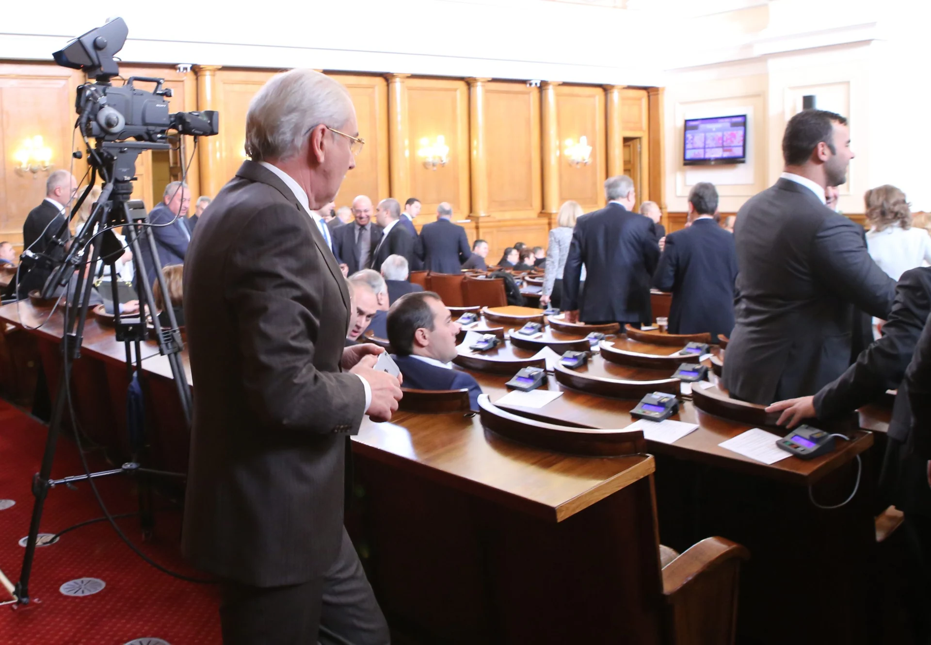 Парламент Лютви Местан