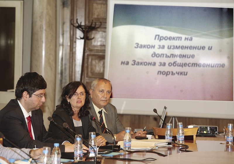 Вицепремиерът Даниела Бобева представи първоначалните планове на правителството за промени в Закона за обществените поръчки и обеща да бъдат разгледани и други предложения