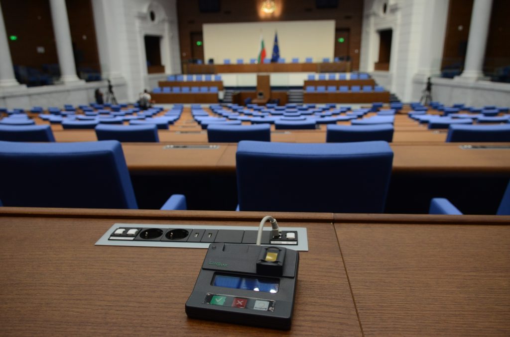 Парламент нова зала, 240 мандата, апетити на партии