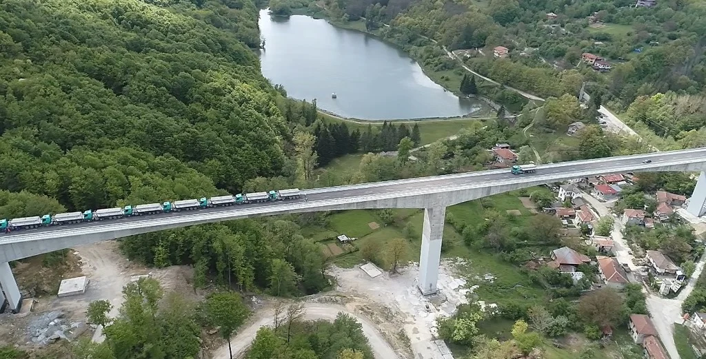 обходния път на Габрово. В отсечката е най-голямото изграждано досега у нас стоманобетоново мостово съоръжение