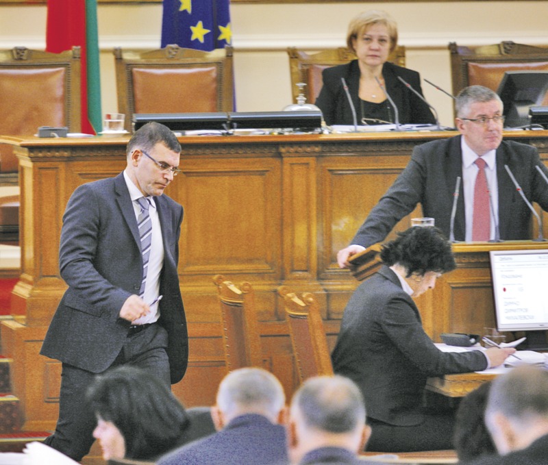 Депутатите за малко да отстранят Симеон Дянков от пленарната зала за непристойните му квалификации.