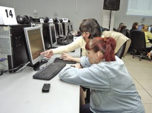 За да функционира успешно онлайн общуването между институциите не е достатъчно само опъването на кабели. Необходимо и самите чиновниците да с в крак с времето.