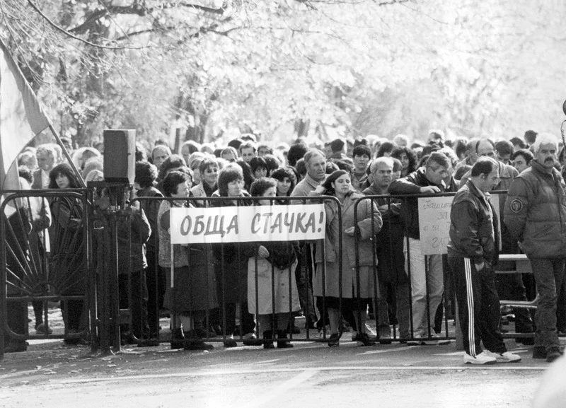 Работниците от ВМЗ - Сопот остават на улицата с тревога и в очакване на нов собственик на завода.