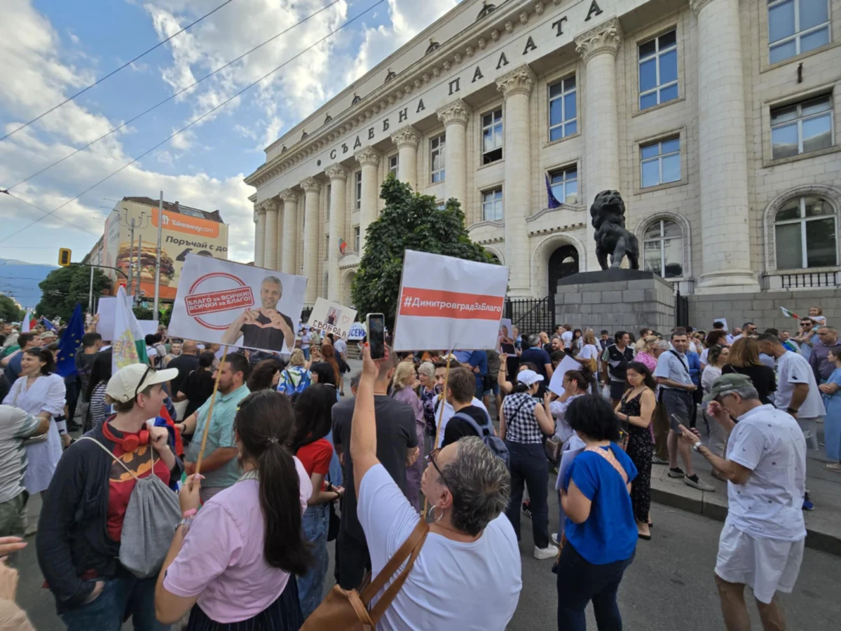 Пореден протест в подкрепа на кмета на Варна Благомир Коцев събра граждани пред Съдебната палата в София