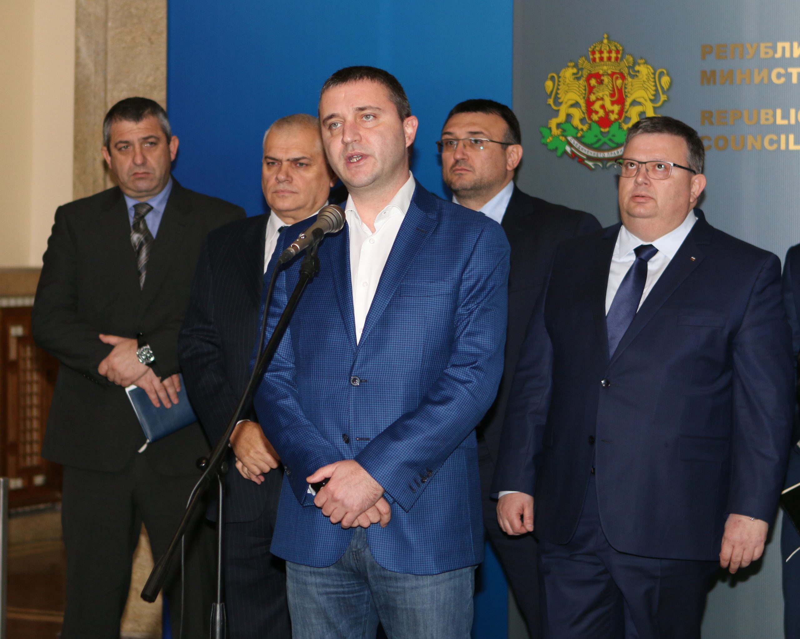 Премиерът Бойко Борисов ще проведе днес работна среща с ръководството на НАП. В срещата участват министрите на финансите Владислав Горанов и на вътрешните работи Валентин Радев Сотир Цацаров Борислав Сарафов