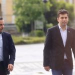 Бившият премиер на България Кирил Петков (вдясно) пристига за разпит н Софийска районна прокуратура с адвоката си Стоян Марин .