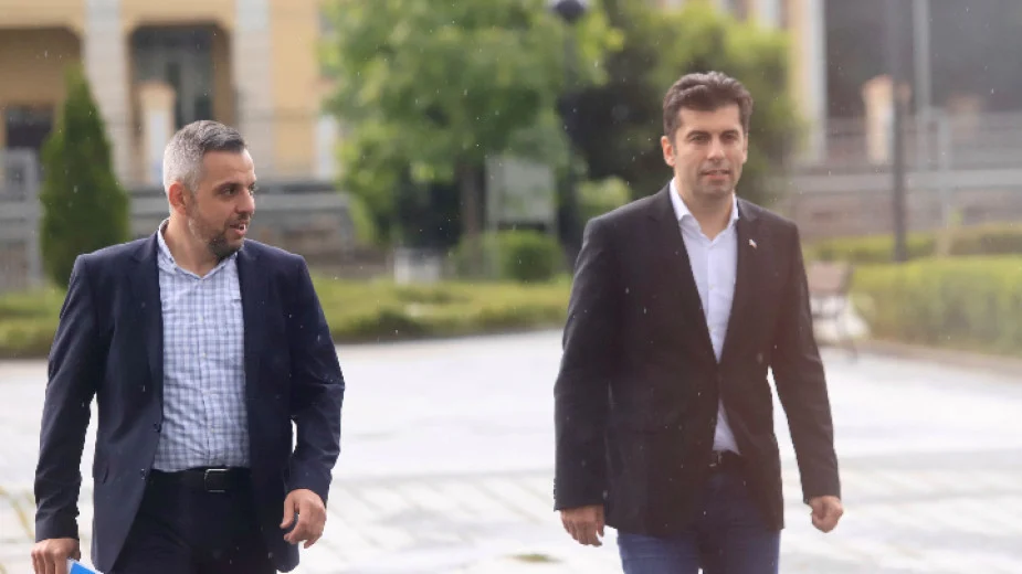 Бившият премиер на България Кирил Петков (вдясно) пристига за разпит н Софийска районна прокуратура с адвоката си Стоян Марин .