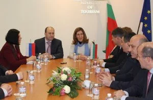 Министърът на туризма на Република България Николина Ангелкова и ръководителят на Федералната агенция по туризъм на Руската федерация Олег Сафонов
