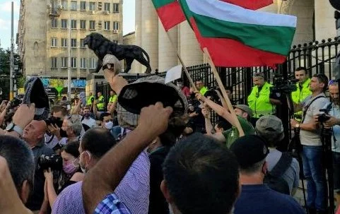Хвърляне на каскети пред съдебната палата