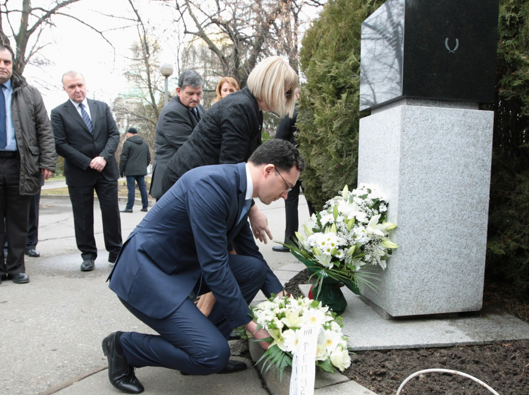 28.01.2015g.  министърът на външните работи Даниел Митов участва в откриването на изложбата „Силата на гражданското общество: Съдбата на евреите в България” в сградата на Народното събрание по повод Международния ден в памет на жертвите на Холокоста. След откриването на експозицията бяха положени цветя на мемориалната плоча до сградата на парламента.