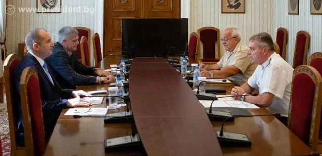 президентът Румен Радев и адмирал Емил Ефтимов