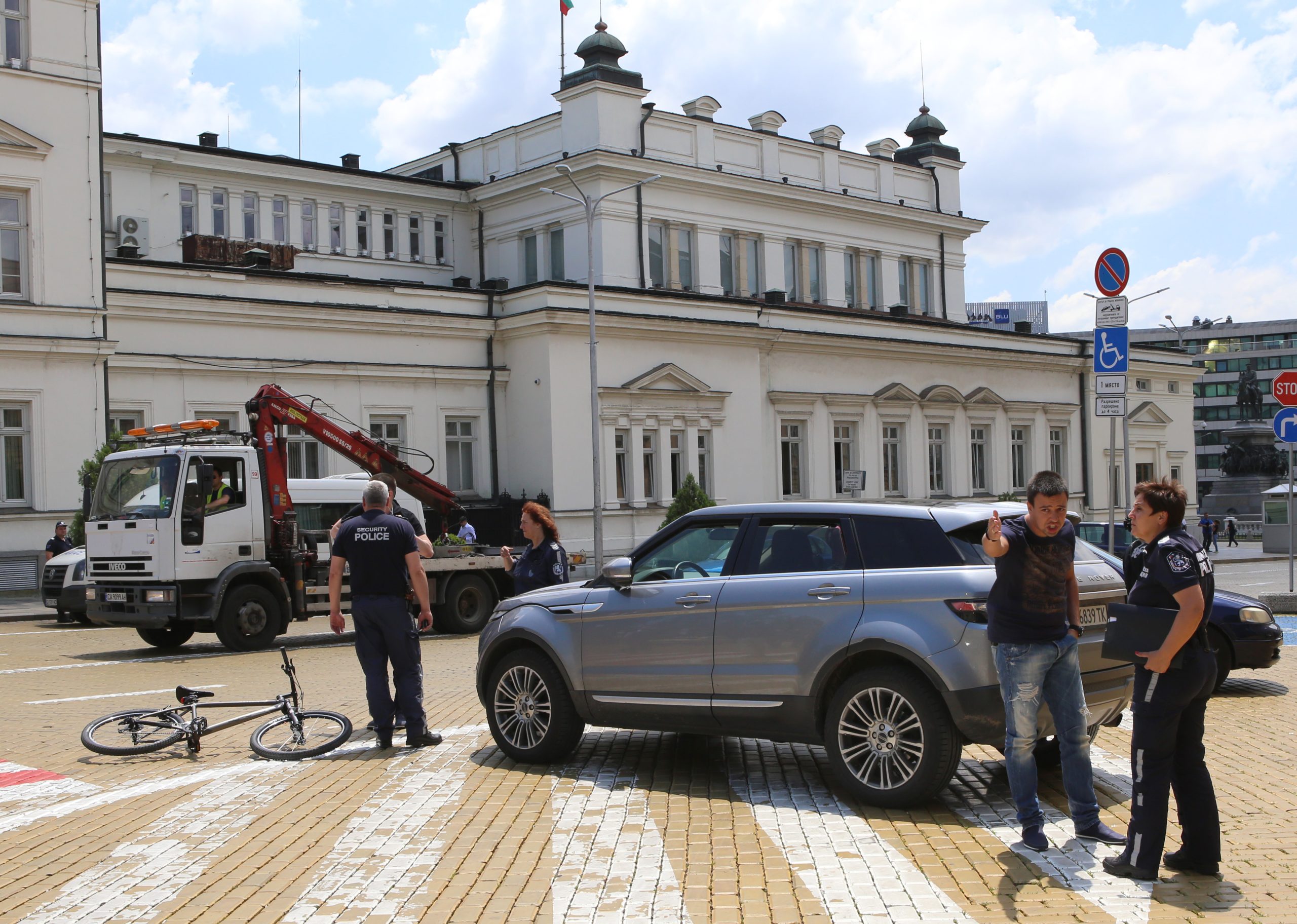 Йордан Цонев джип Парламент неправилно паркиране