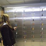 Биг Брадър ви наблюдава в помещението с касетите. Ако искате да скриете какво вадите и слагате