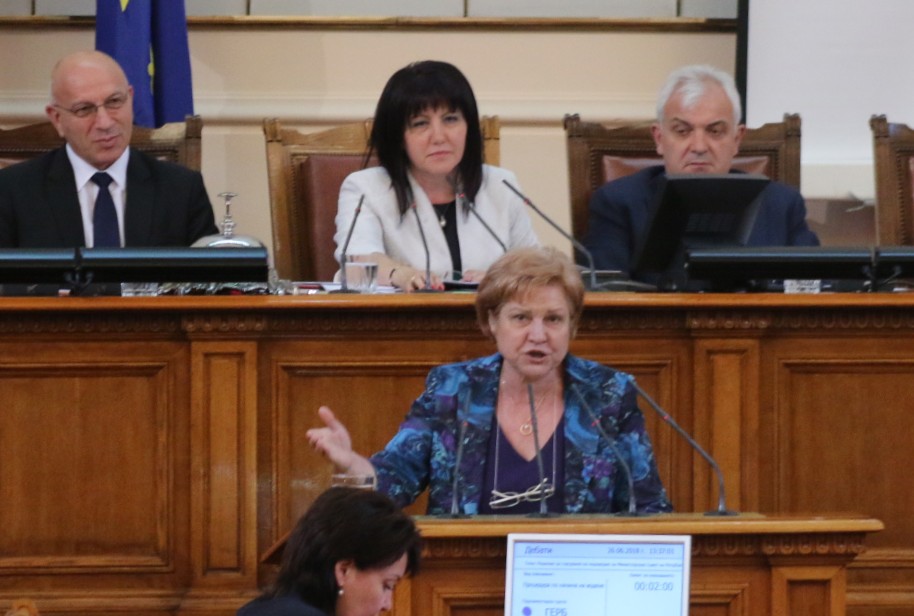 Парламент вот на недоверие Менда Стоянова