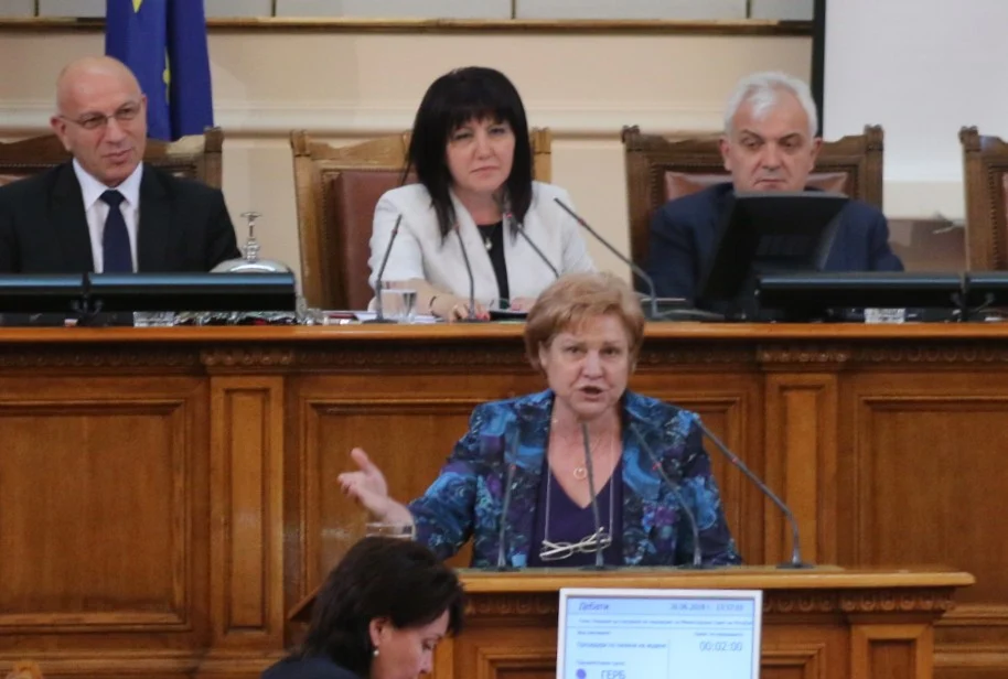 Парламент вот на недоверие Менда Стоянова