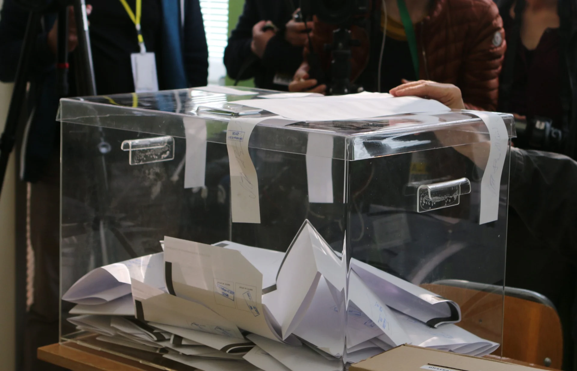 Парламентарни избори гласуване урна гласоподаватели