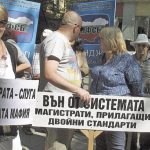 Граждани протестират всеки ден пред сградата на ВСС.