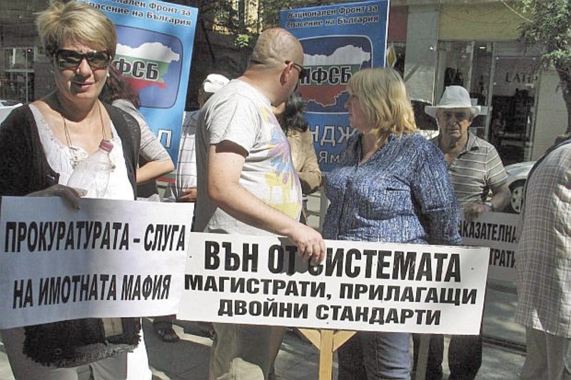 Граждани протестират всеки ден пред сградата на ВСС.