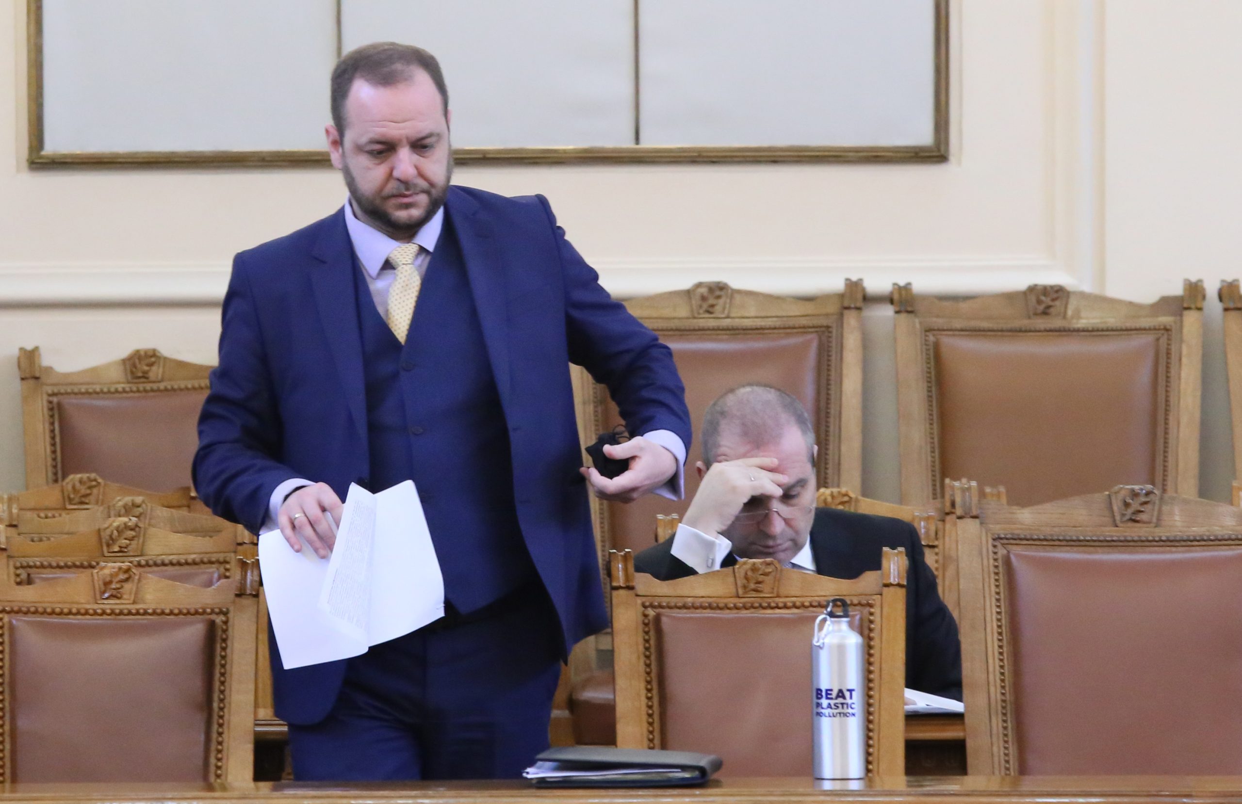 Парламент Борислав Сандов