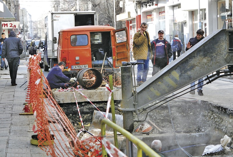Десетки ключови улици в столицата ще бъдат блокирани от ремонти през лятото.