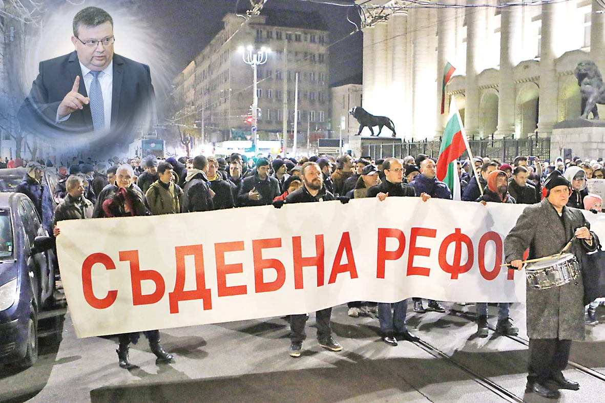 Цацаров и протестиращи - брой 52 (1224)
